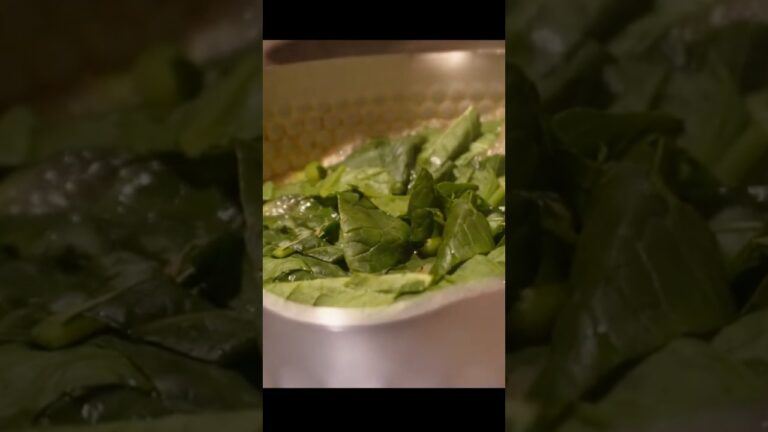 小松菜しかなかったけど、最高にうまい。#味噌汁 #小松菜 #おうちごはん #家庭料理 #料理初心者 #shorts   #和食っていいな #note #料理 #簡単レシピ #まいにちごはん