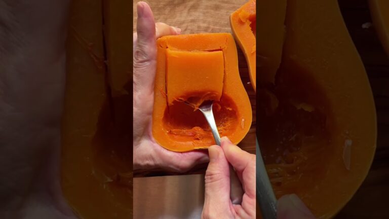 《材料》バターナッツかぼちゃ　1個ベーコン　2〜3枚玉ねぎ　1/4個しめじ　50g生クリーム　100cc牛乳　150cc小麦粉　万能cup 1水　150cc 白だし　小さじ1ピザ用チーズ　好きなだけ