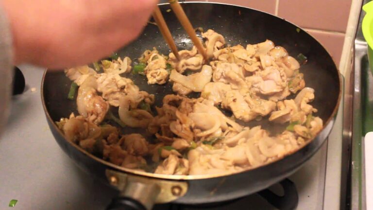 豚肉とネギをごま油で炒めている様子