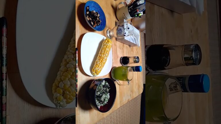 お昼御飯は、しらす丼ととうもろこし🌽とひじきの煮物ですね。とても美味しそうですね。
