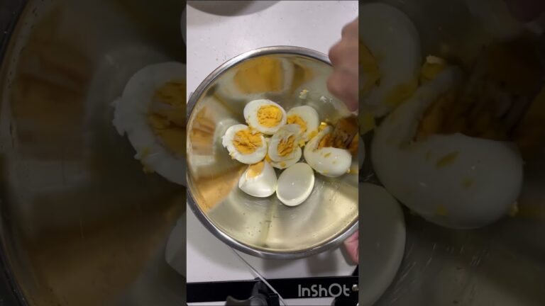 朝ごはんをつくる。たまごサラダと食パンとこぼれるお茶？ #cooking #food #easy