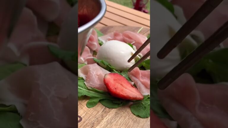 苺生ハムルッコラのサラダ。ブラータチーズでとろ〜り。#shorts #cooking #camping