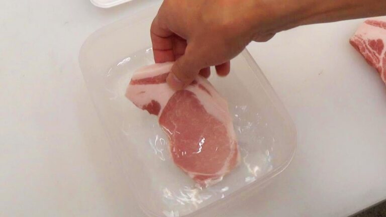 【お肉の塩水漬け】肉屋の店長直伝！お肉を柔らかくジューシーにする方法を紹介♪