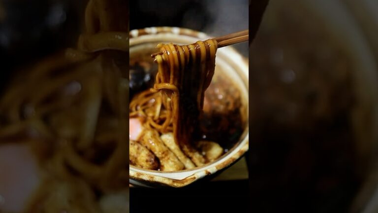 【八丁味噌×カレー】カレー煮込みうどんを作って耐え難い寒さをしのぎたい【大体味噌煮込みうどん】 #shorts