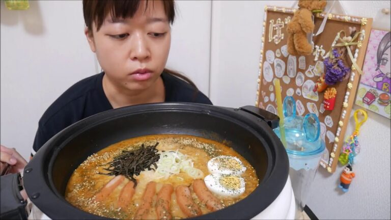 【鍋の〆は】キムチチーズ雑炊にたまごやウィンナーを添えて【旨味たっぷり】