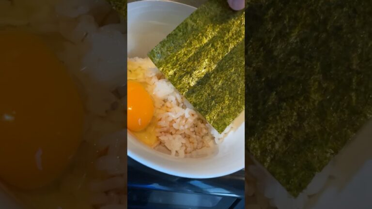 すき焼きのたれで作る簡単激うま卵かけご飯。味付け海苔も合わせたら至高の逸品だった。さいこぅっ。