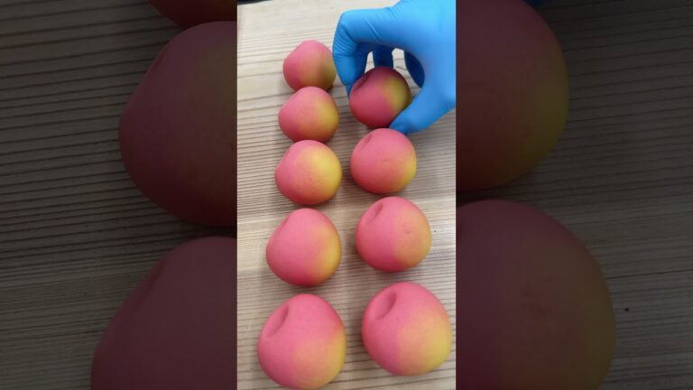 つやつやの林檎🍎✨練り切りでキャラメルりんご餡を包みました。 #和菓子  #練り切り  #林檎