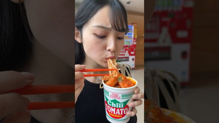 チリトマトカップヌードルを女子大生がもっと美味しくアレンジしたよん^_−☆