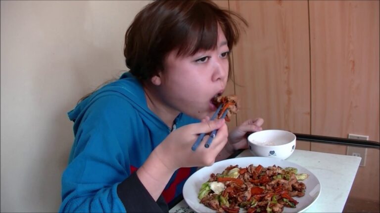 【色々入れすぎ】豚肉と人参とキャベツの味噌チーズ炒め【お腹いっぱい杉】