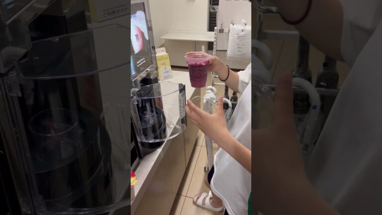 お店で作る！スムージー 【田舎町でもやっと買えるようになった】新しい物好き一家でセブンを占拠😆取り仕切るおっとり系JC長女  オススメはいちごバナナソイスムージー #セブンイレブン #スムージー