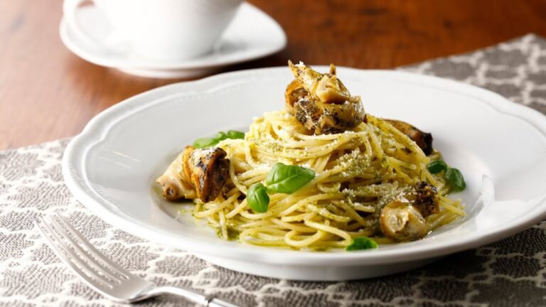 つぶ貝のバジル・アヒージョを使った、かんたんパスタアレンジ