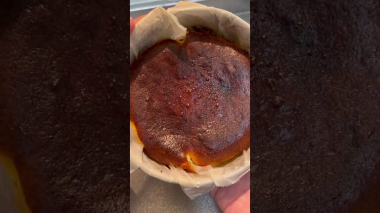 混ぜて焼くだけ！簡単バスク風チーズケーキを作りました。材料はコメント欄へ