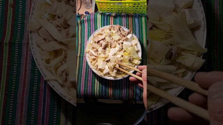 【フライパン焼きうどん】キャベツ、豆腐、豚肉、前橋で買ってきたおっきりこみとフツーのうどんを食べていきます