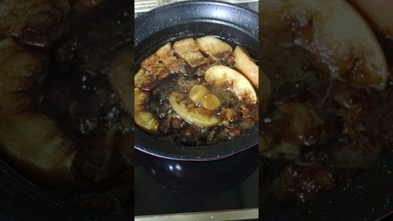 豚バラと牛スジをリンゴ、生姜、酒、醤油、水で煮込んでいるところ　#煮込み料理#牛スジ#豚バラ