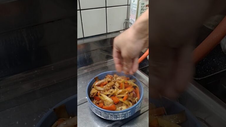 ブリ大根をつくったときに大根の皮が大量にでたので、きんぴら大根をつくる独身男性の様子。