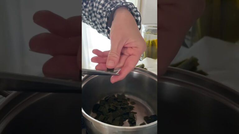 昆布と椎茸の佃煮を作る。その時の気分で昆布の切り方を変えたり干し椎茸を使ってみたり生椎茸を使ってみたり自由自在なのがいい。