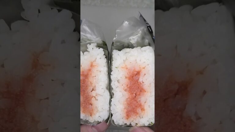 ローソンの熟成辛子明太子のおにぎりを切りました。　#ローソン　#熟成辛子明太子　#熟成　#辛子明太子　#明太子　#おにぎり　#onigiri　#Riceballs