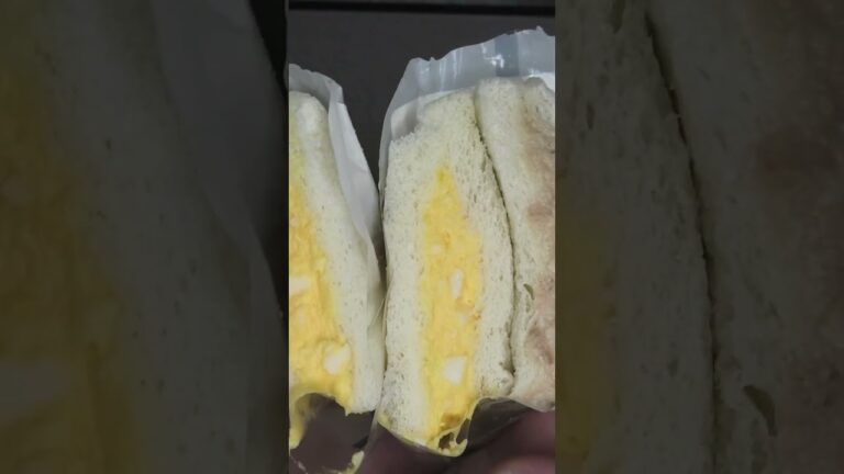ローソンのツナたまごのサンドイッチを切りました。　#ローソン #ツナたまご #サンドイッチ