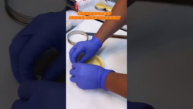 キッシュ生地型にはめていく動画#ワイン好き