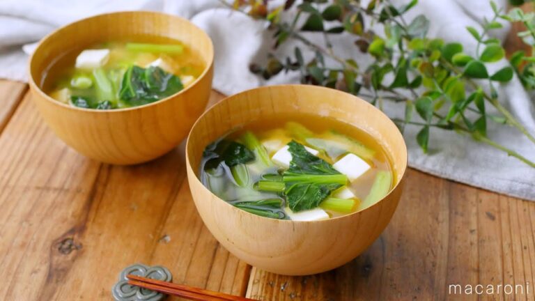 【小松菜と豆腐のみそ汁】さっと煮るだけ！ほっとする味わい♪