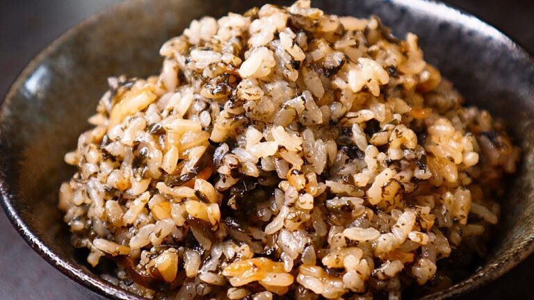 【仕込み1分】全材料を釜に入れて炊くだけ！史上最強に簡単で旨い『黒い炊き込みご飯』の作り方