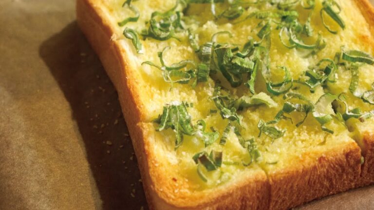 【1食100円未満】やみつき必至のトーストアレンジ「ねぎガーリックトースト」/ How to make "Garlic toast with leek"【長ねぎレシピ】