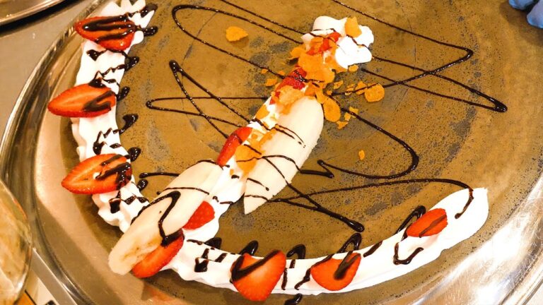 【黒いクレープ】✨美味✨真っ黒モチモチしっとり生地🍓苺とホイップクリームのクレープ🦄 [千葉・幕張クレープ職人] Dessert Crepe with delicious black dough