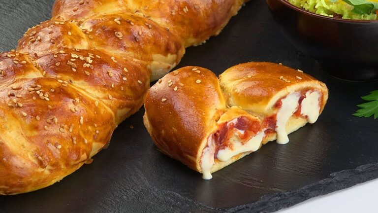 ホームパーティーに最適：ふわっとした酵母醗酵の生地を使い、ピザを詰め込んだ三つ編みパン