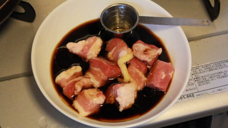 豚バラブロック肉を調味料に漬け込む