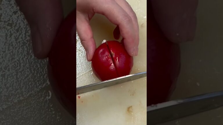 トマトを切る【味噌汁トマトジュース入り】