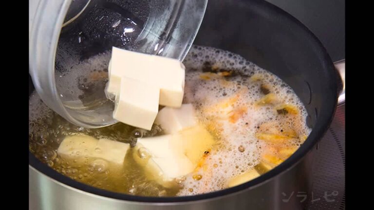 数秒でわかる「干し海老と豆腐の味噌汁」の作り方