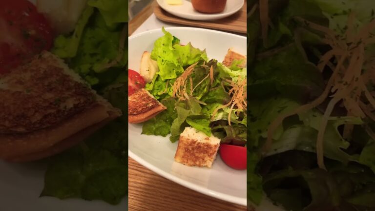 サクサクパンが入ったサラダボウルと徳之島産じゃがいもの牛肉コロッケランチ🍞🥗 #サラダ #パン #紅茶 #徳之島 #コロッケ #美味しい #ランチ #ランチタイム