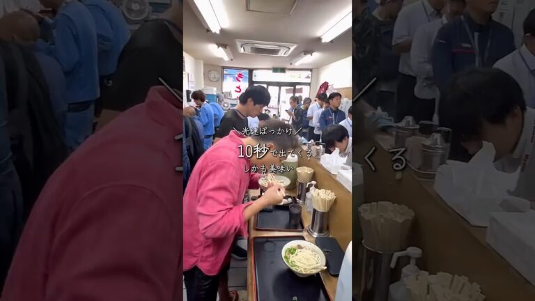 10秒以内で出てくる高速うどん！ぼっかけうどん450円はすじこん入りで旨さ抜群。おにぎり90円も追加。接客も歩く速さも全てが早すぎる異世界感に驚き。
