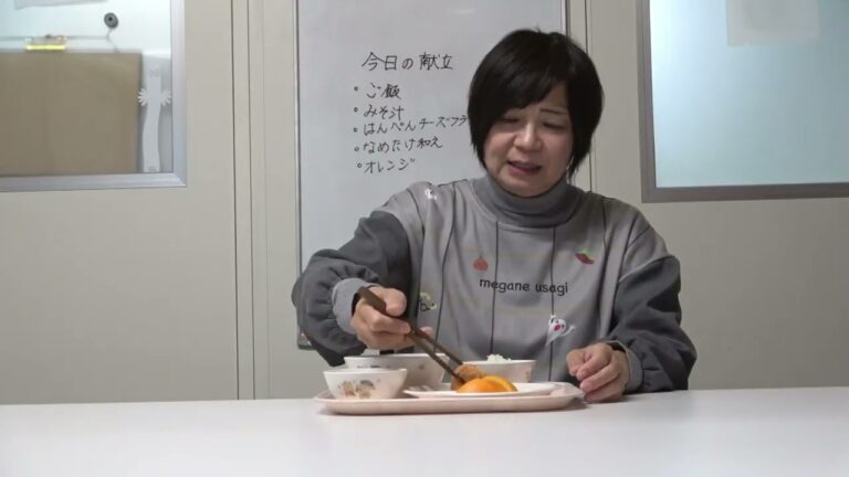 ともべ幼稚園　今日の給食「はんぺんチーズフライ」を食べる