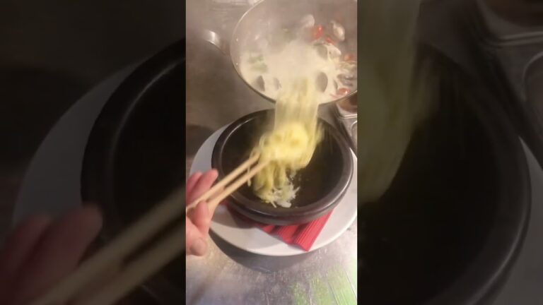 たっぷり牡蠣の石焼きクラムチャウダー🦪
