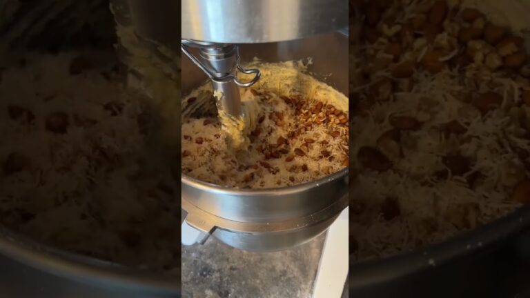 シュトーレンに材料たくさん入れてミキサーに。 #stollen #シュトーレン