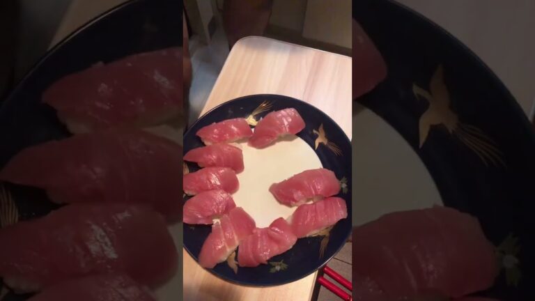 さて、皿に盛り付けられた鮪寿司は何個目から中トロに変わったでしょうか！