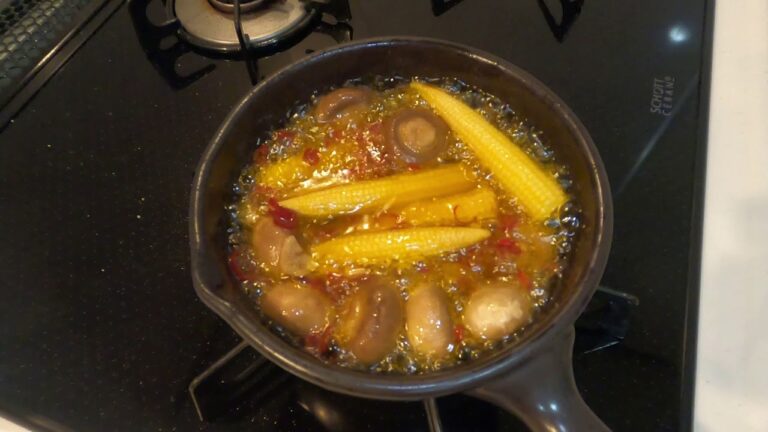 ヤングコーンとホワイトマッシュルームのアヒージョ Ahijo with young corn and white mushrooms　【グルメ トラベラー】