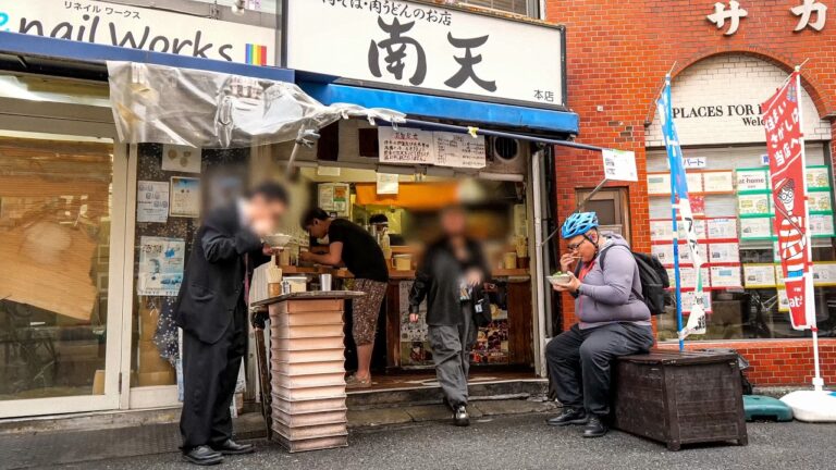 ２.８坪 激狭店舗で６００杯が爆売れ！病気に負けない明るいワンオペ店主が働き回る。