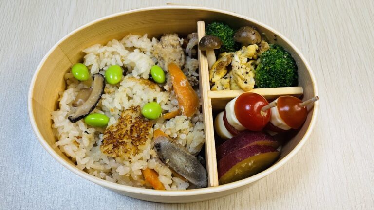 鶏そぼろの炊き込みご飯、ブロッコリーの卵炒め、トマトサンド、さつまいもの甘煮