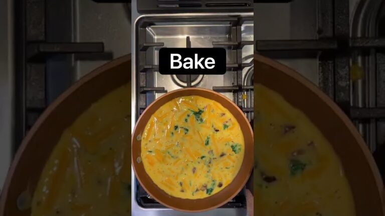 ほうれん草とマッシュルームのフリッタータ 🍳 | 朝食、ランチ、ディナーに！ #shorts