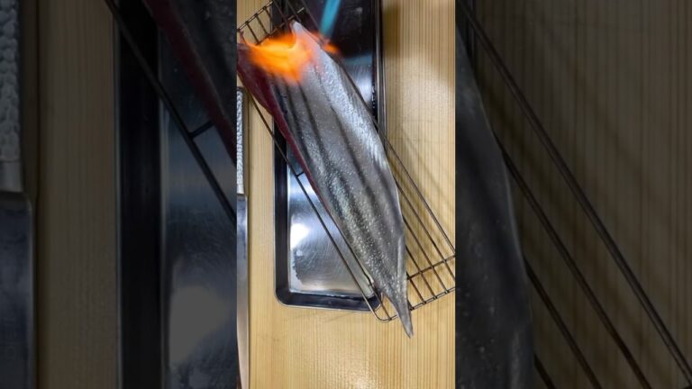 かつおを炙ります！カツオは戻り鰹の季節です！宮城のものは脂がなくなりました！　#かつお　#カツオ　#鰹　#ねぎお寿司 #ねぎお