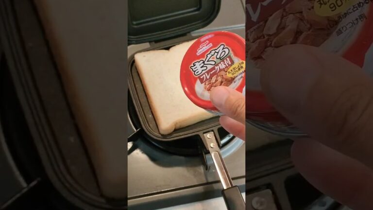 【簡単】お昼ご飯　調味料なし　たっぷりレタスのマグロフレーク　ホットサンド