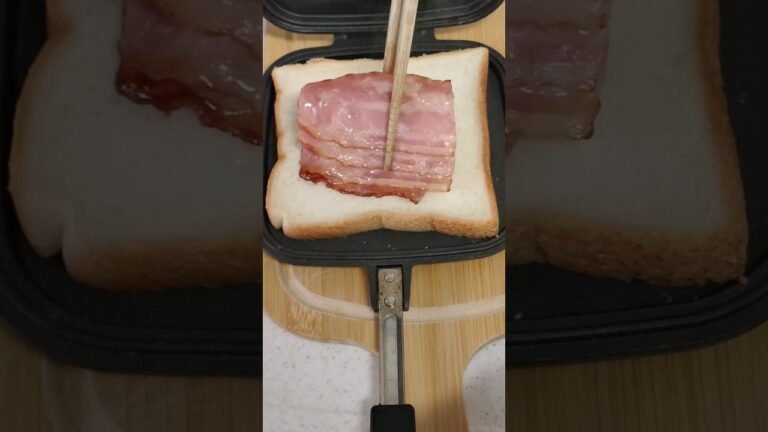 【簡単】【お手軽】おいしい朝ごはん　ベーコンエッグ+チーズのホットサンド