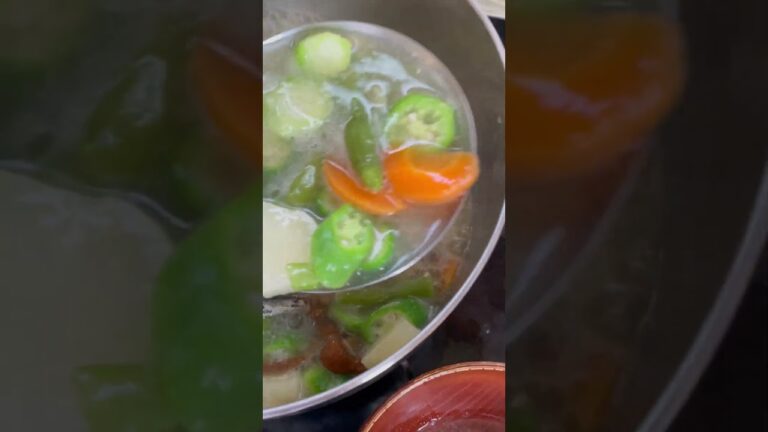 2023年8月5日。夏の具だくさん味噌汁。ナメコとオクラでとろりとした味噌汁、うまい😋