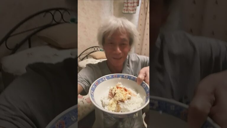 こんばんは、呑んだくれで〜す、ツナマヨ丼でいっぱいやってま〜す！！