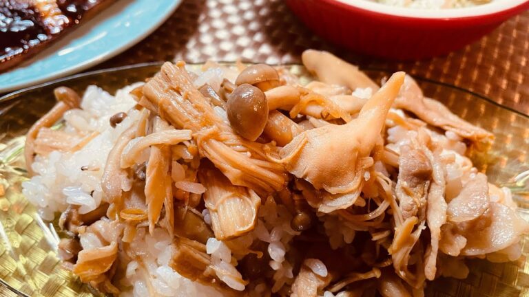 簡単レシピ✨たっぷりきのこと生姜の混ぜご飯🍚✨✨✨炒めて炊いたご飯に混ぜるだけ👍👍👍ご飯を食べよう！！！
