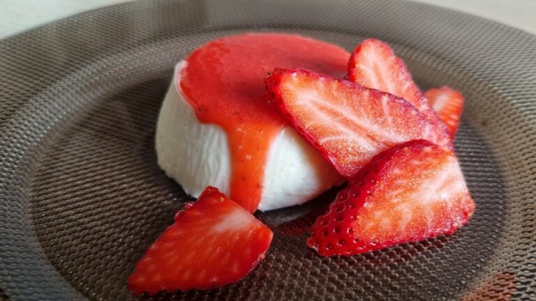 【イタリア料理】「苺ソースのパンナコッタ」の作り方