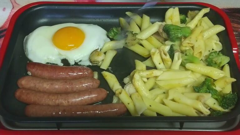 ミックスプレートを作っていくよ。(ほたてとバジルのペンネ・馬肉ソーセージ・目玉焼き)