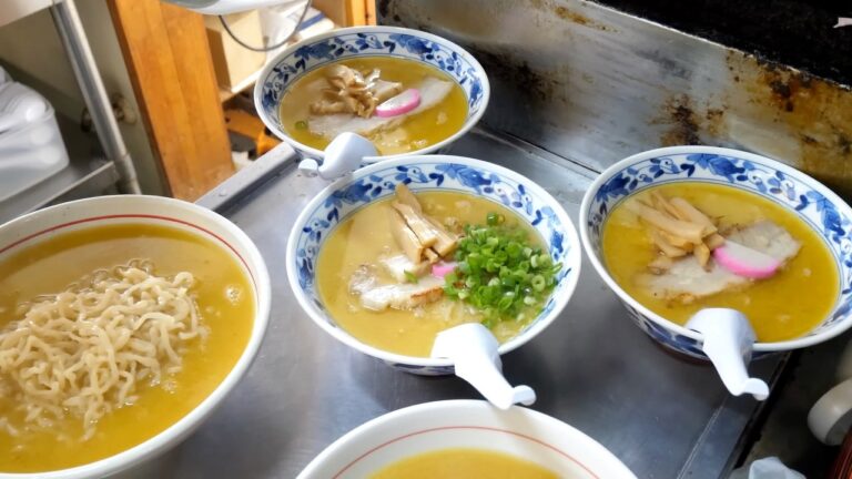 １杯７００円。爆発的人気を誇る元うどん屋家族が作るラーメン物語。